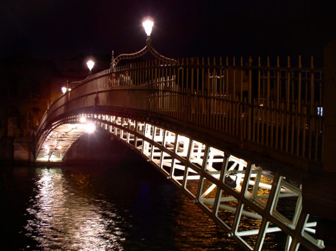 ha’penny bridge by night